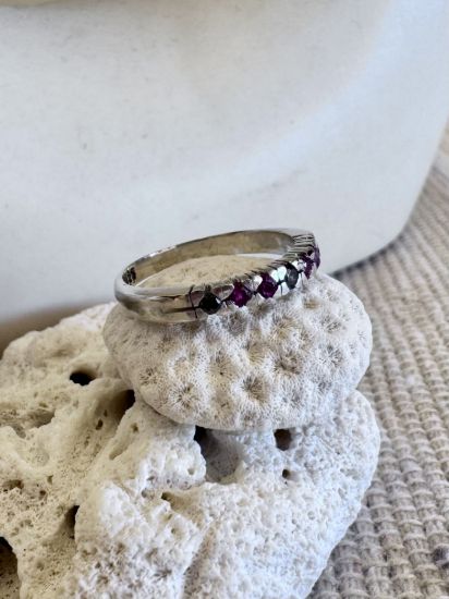 Imagen de Anillo Medio Sinfín en Plata 925 con Circonias color Rubí y Tornasol