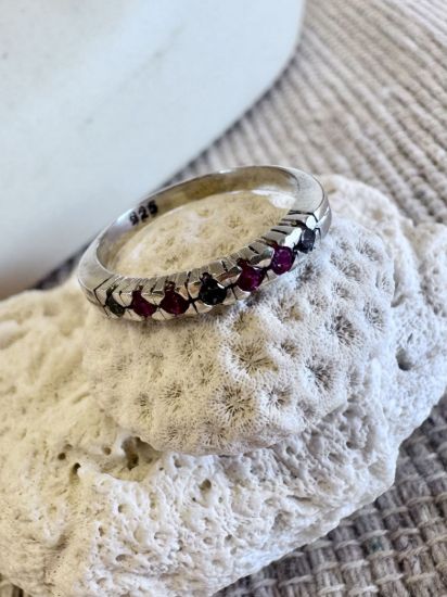 Imagen de Anillo Medio Sinfín en Plata 925 con Circonias color Rubí y Tornasol